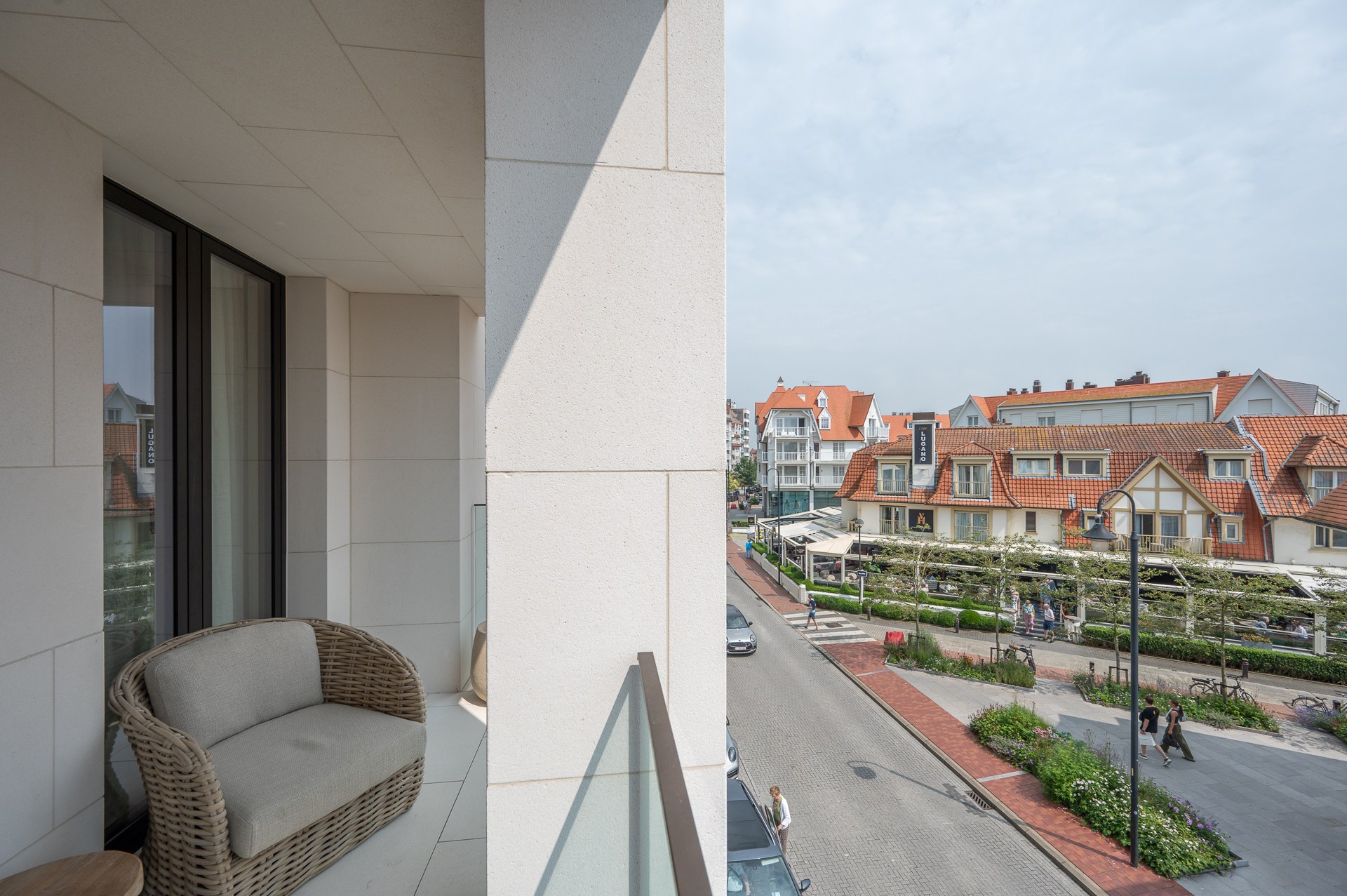 Op de tweede verdieping van de exclusieve residentie Triangle Vert, een gebouw geïnspireerd op de iconische Flat Iron in New York, vindt u dit uitzonderlijke hoekappartement. 