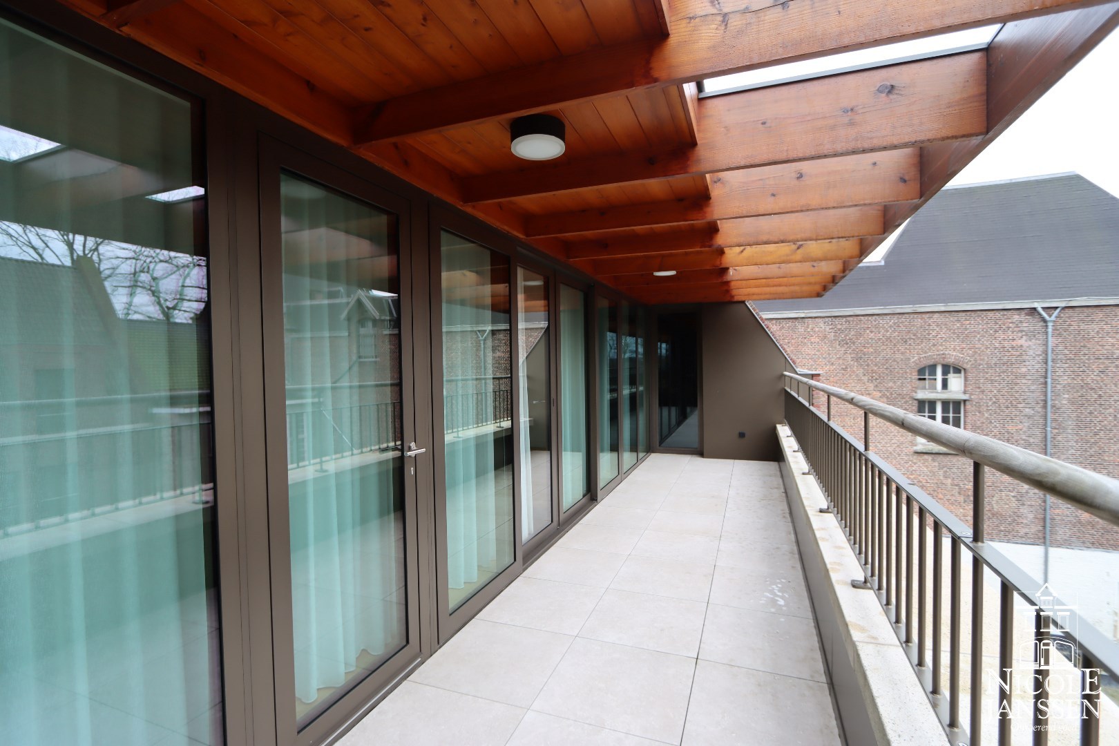 Breed gedeeltelijk overdekt terras