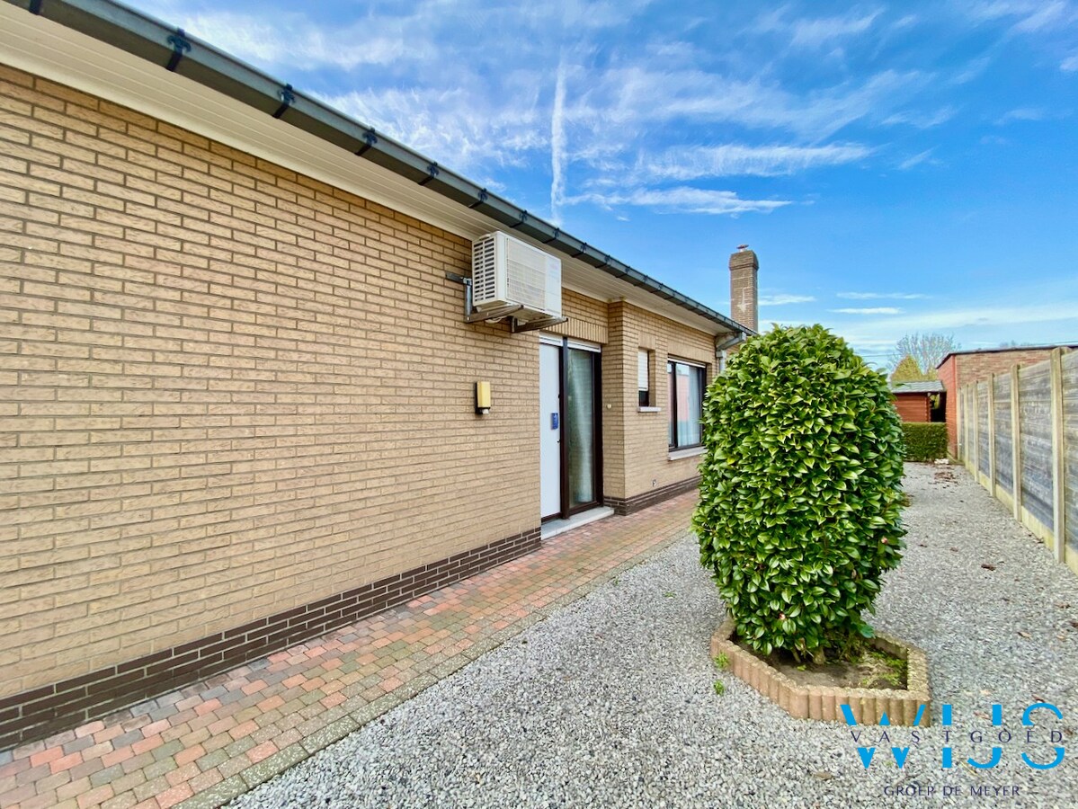 Ruime bungalow op een ideale locatie te Ertvelde ! 