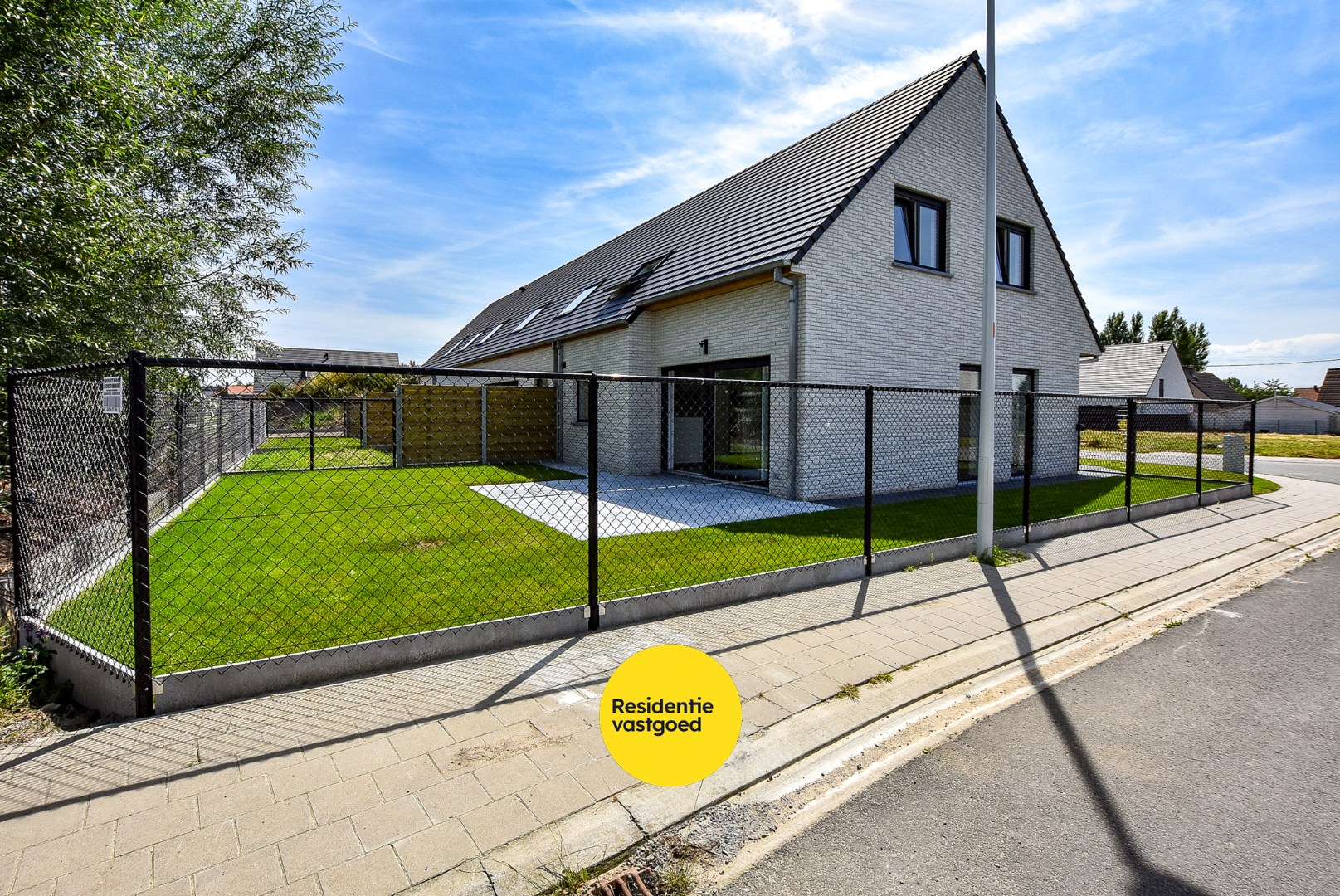 Ruime energiezuinige recente halfopen bebouwing  (2024) met inpandige garage op 258m² gelegen te Houthulst. 