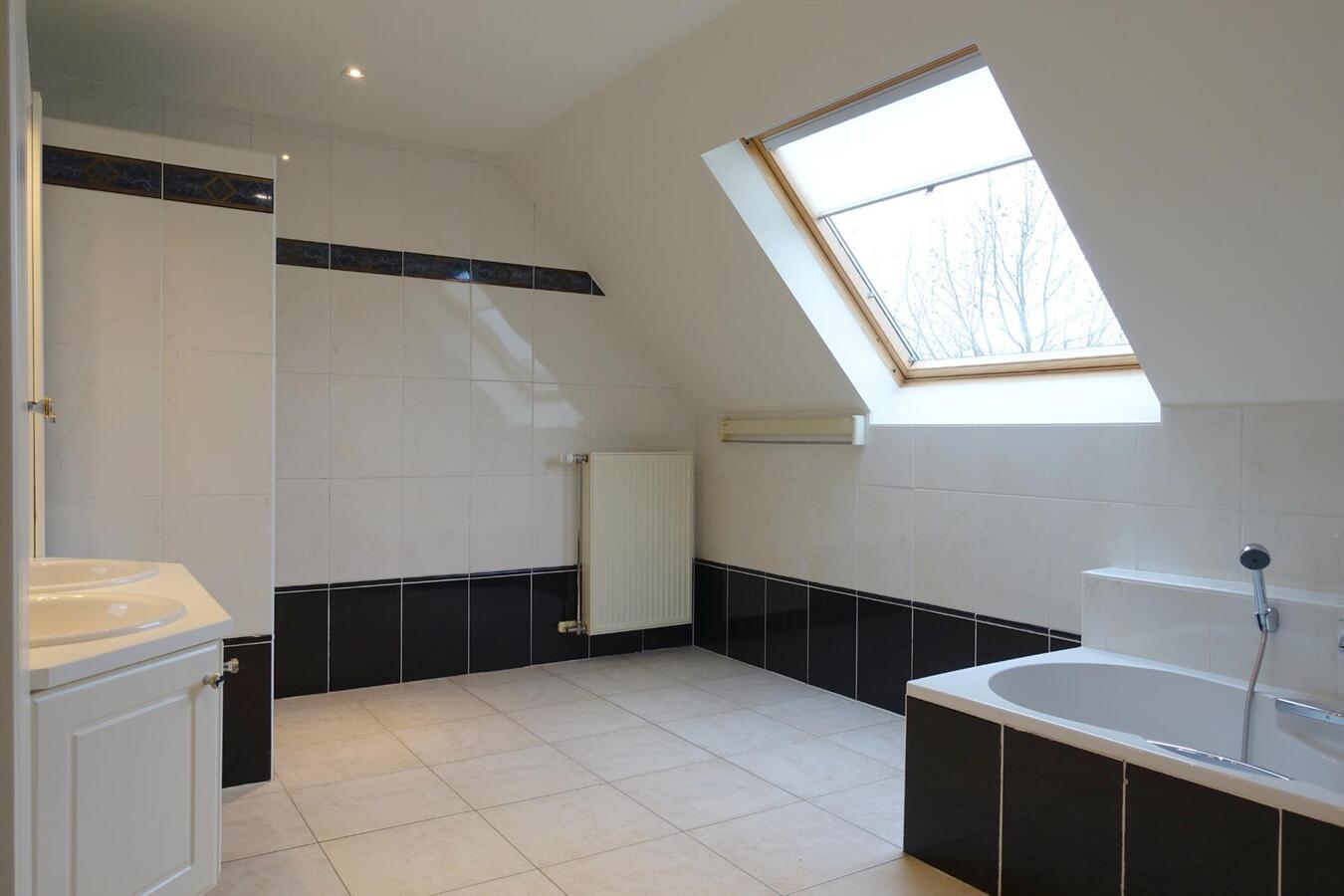 Zeer ruime villa gelegen te Bekegem 