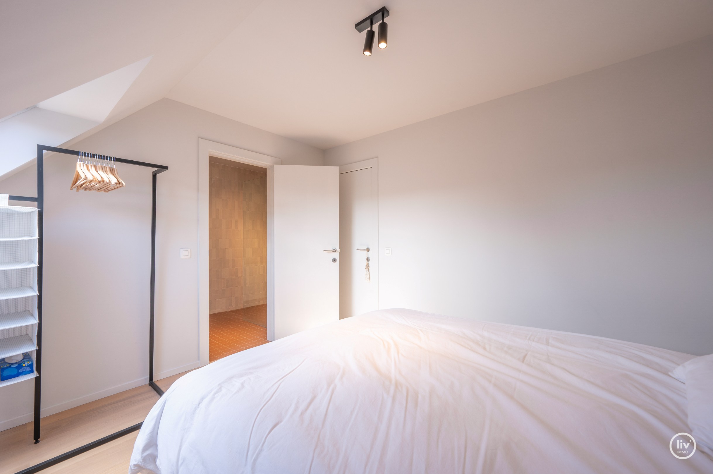 Stijlvol appartement met 2 zonnige terrassen op een toplocatie in Knokke Centraal gelegen tussen zeedijk en Lippenslaan. 