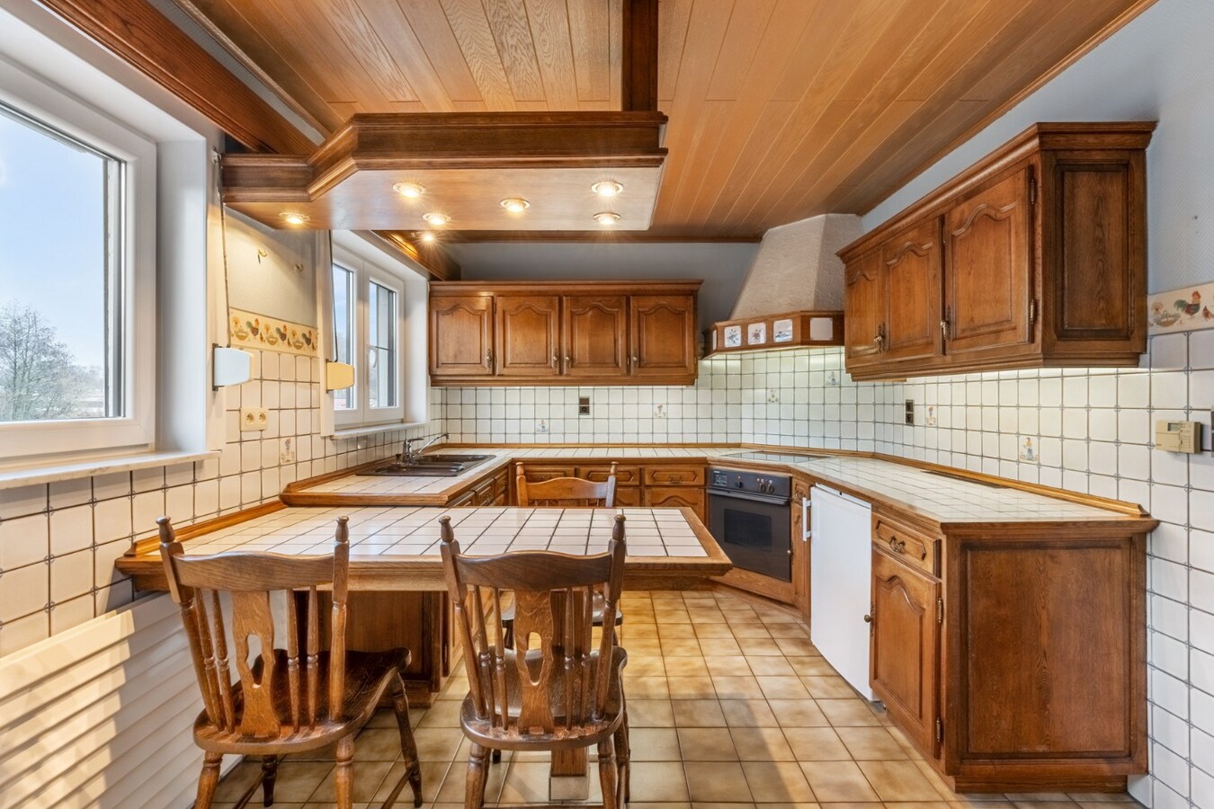 Halfvrijstaande woning op een perceel van 7a31ca, met aparte bureelruimte en inpandige garage! 