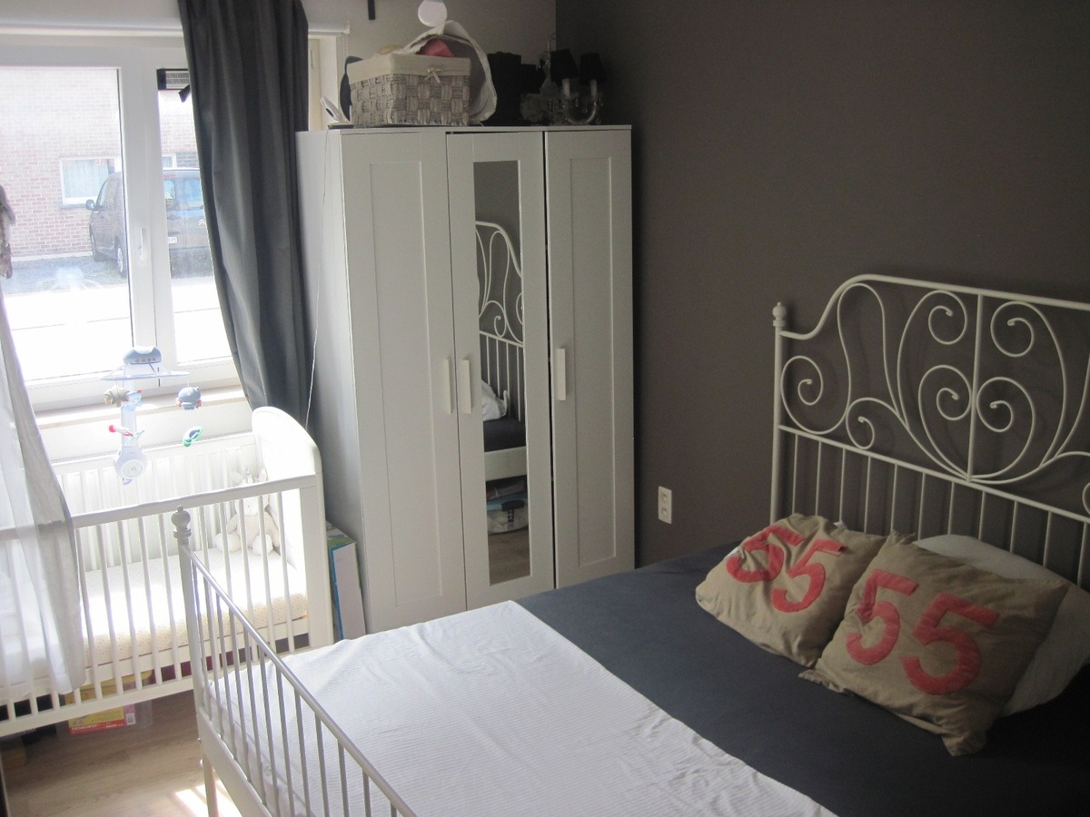 Ruim gelijkvloers appartement met terras en tuintje. Incl. afz. garage ! 