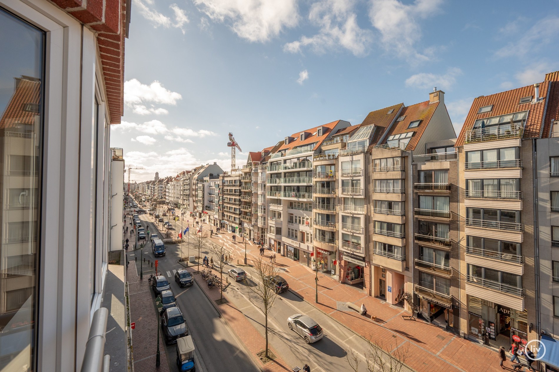 Appartement entièrement rénové et élégant au cœur de Knokke dans la Lippenslaan. 