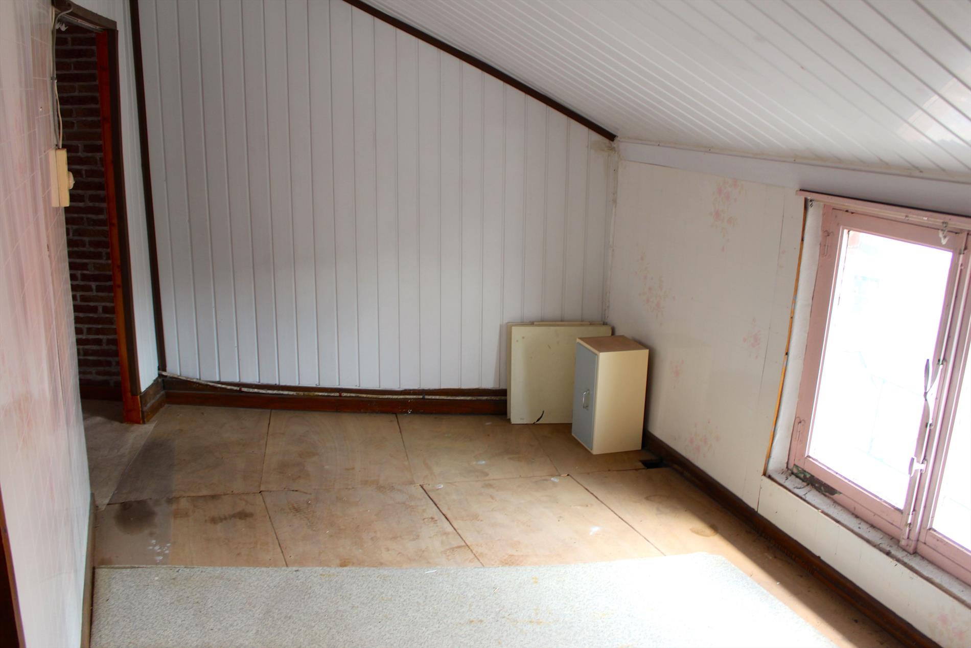 Te renoveren rijwoning met zonnige tuin 