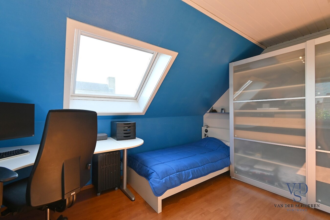 Tijdloze villa met zwembad in residentiële wijk 