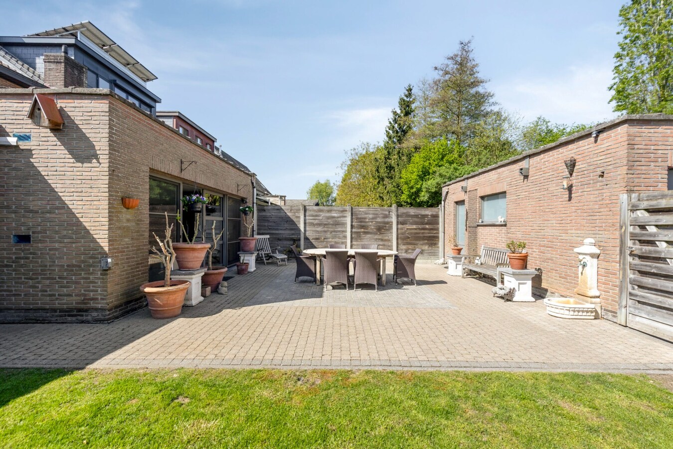 Lichtrijke halfopen bebouwing op toplocatie te Lint 
