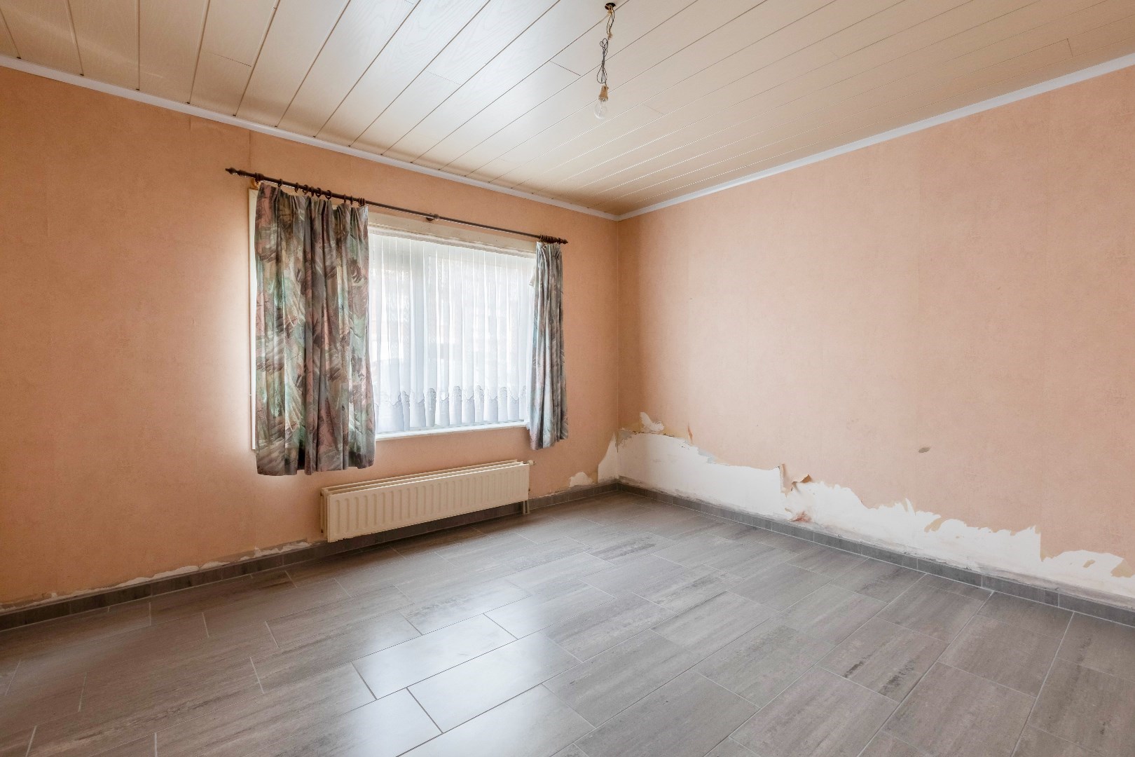 VERKOCHT ! Opbrengsteigendom met 2 appartementen en 2 garages 