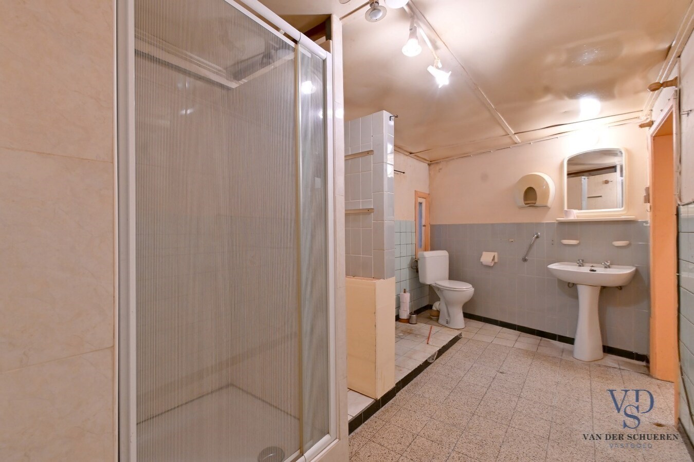 Woning met belendend perceel weiland 