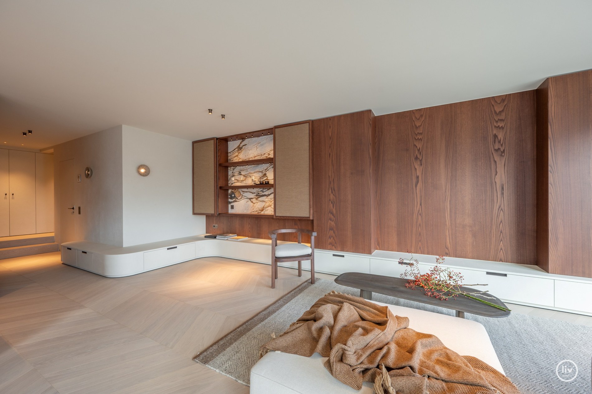 Volledig en subliem gerenoveerd zuid-west georiënteerd hoekappartement in een prestigieuze villaresidentie in het hart van het Zoute. 