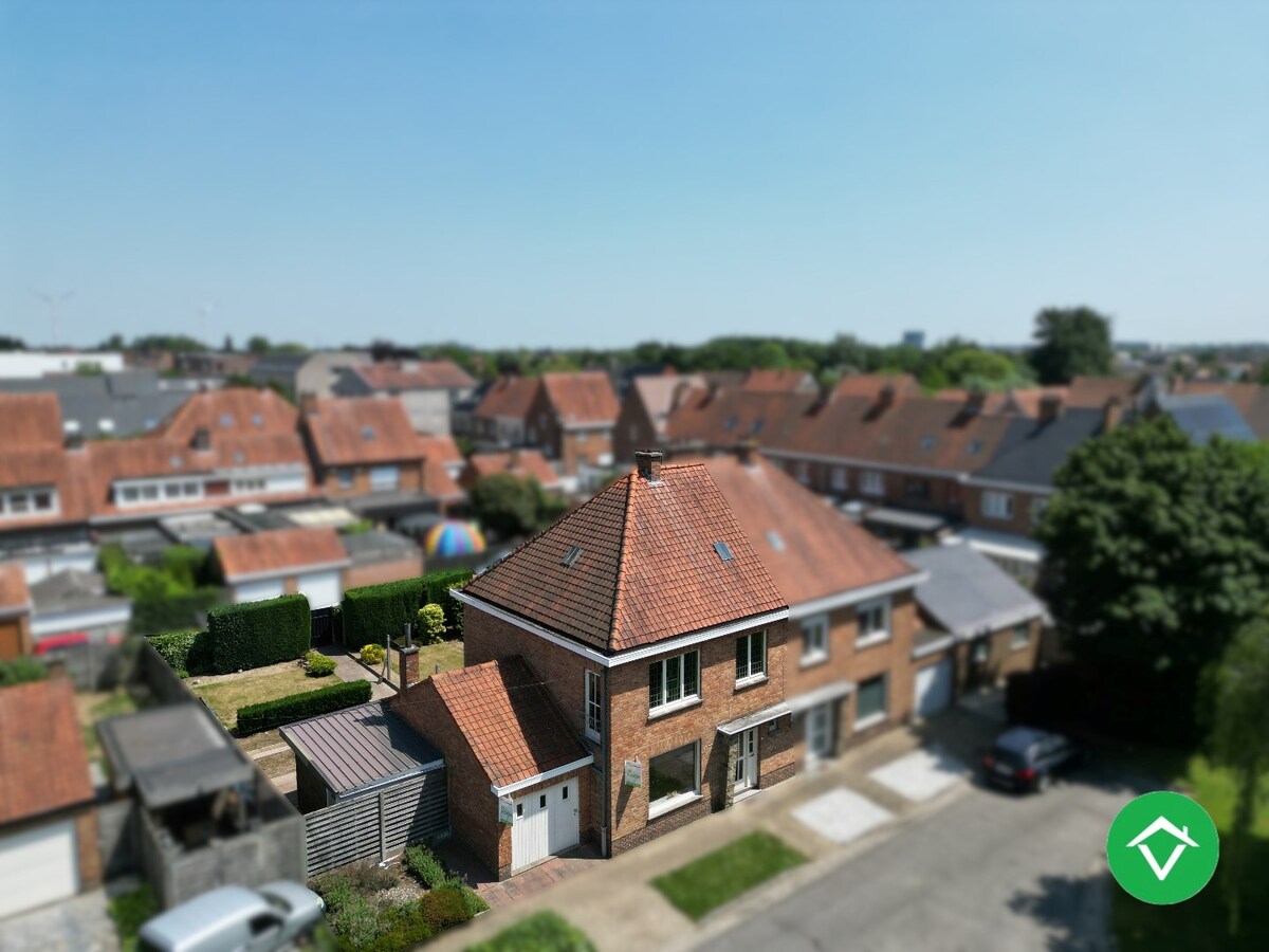 Stevige woning met 3 slaapkamers, tuin en garage in een rustige wijk te Rumbeke 