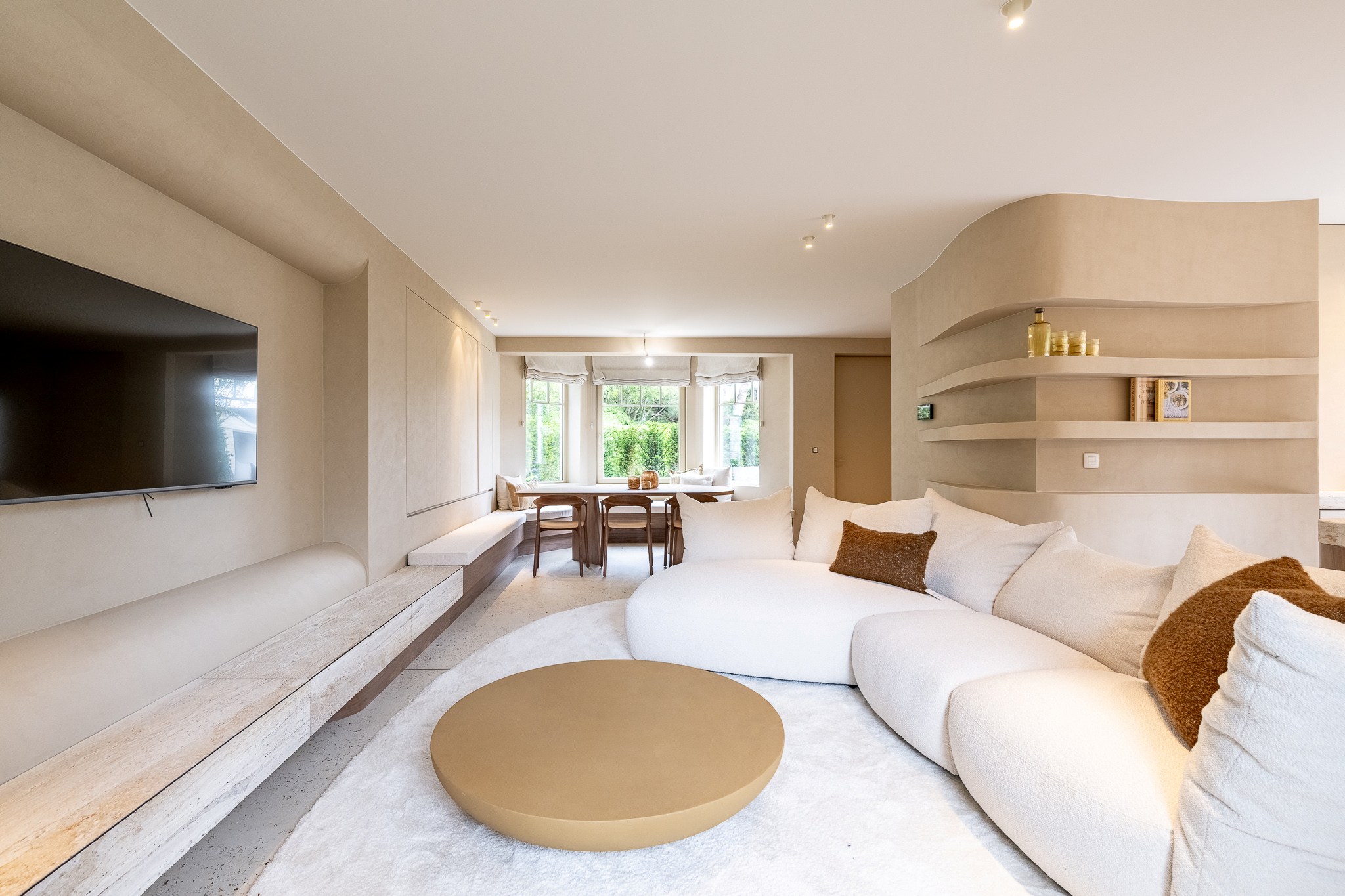 Très luxueuse et charmante villa jumelée rénovée, située à proximité du centre commercial de Knokke. 