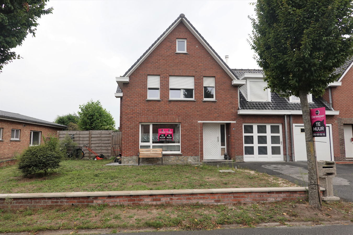 Halfopen woning met garage 