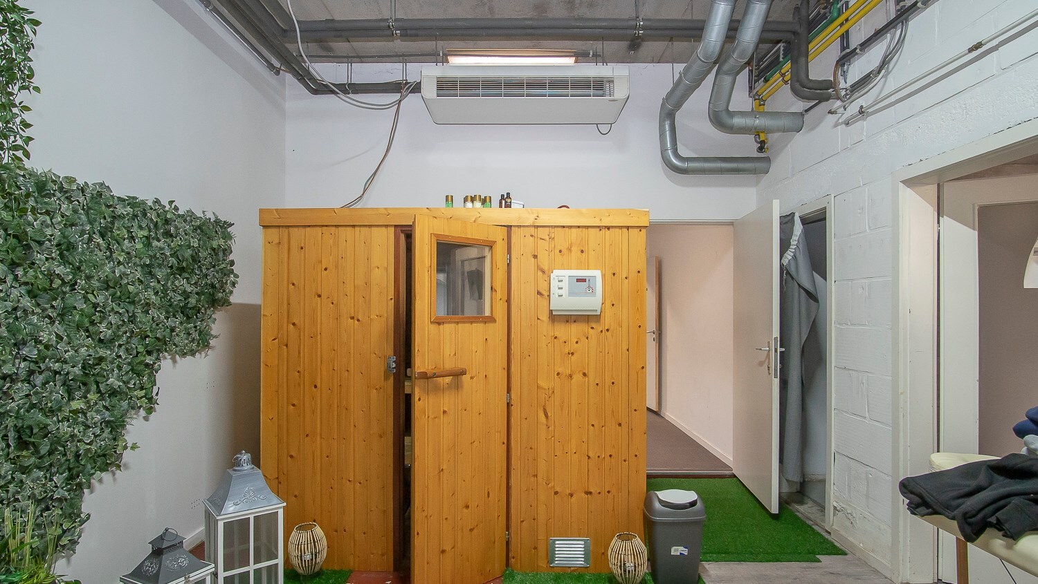 Handelsgelijkvloers met privé parking 