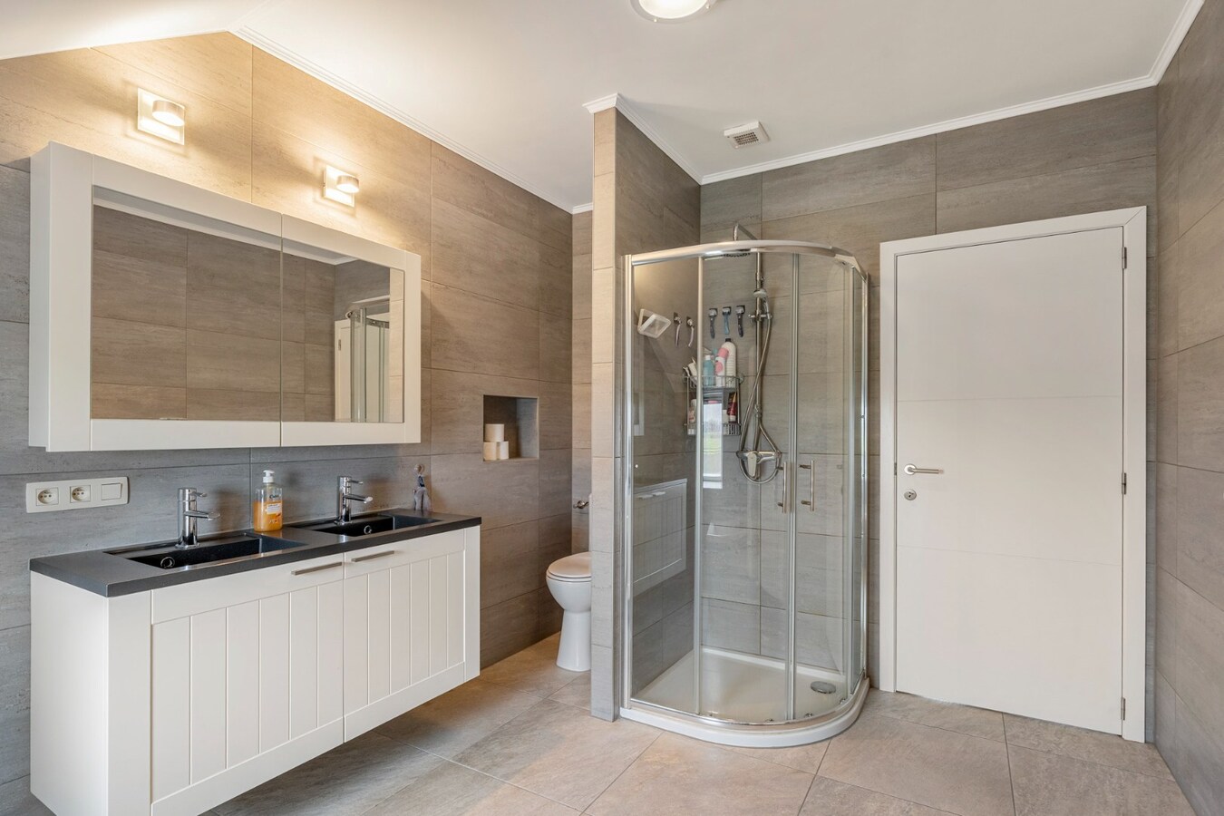 Vrijstaande, zeer verzorgde woning met aangrenzende, uitgeruste stalling/loods op een perceel van 72a14ca 