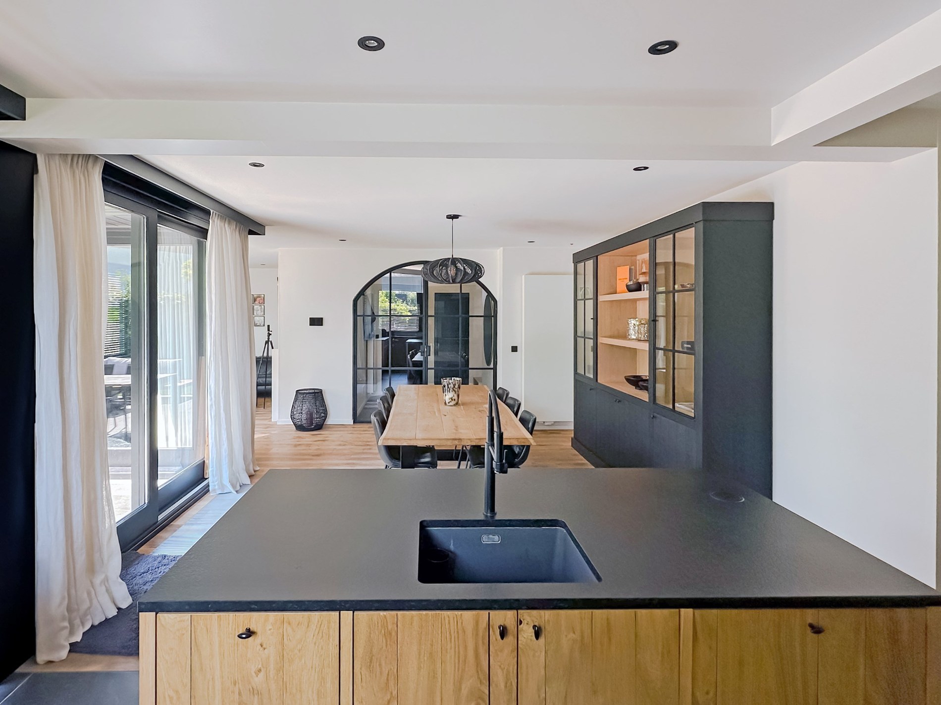 Gezellig gerenoveerde alleenstaande villa met 3 slaapkamers en een prachtige tuin centraal gelegen in een doodlopende villawijk in Knokke. 