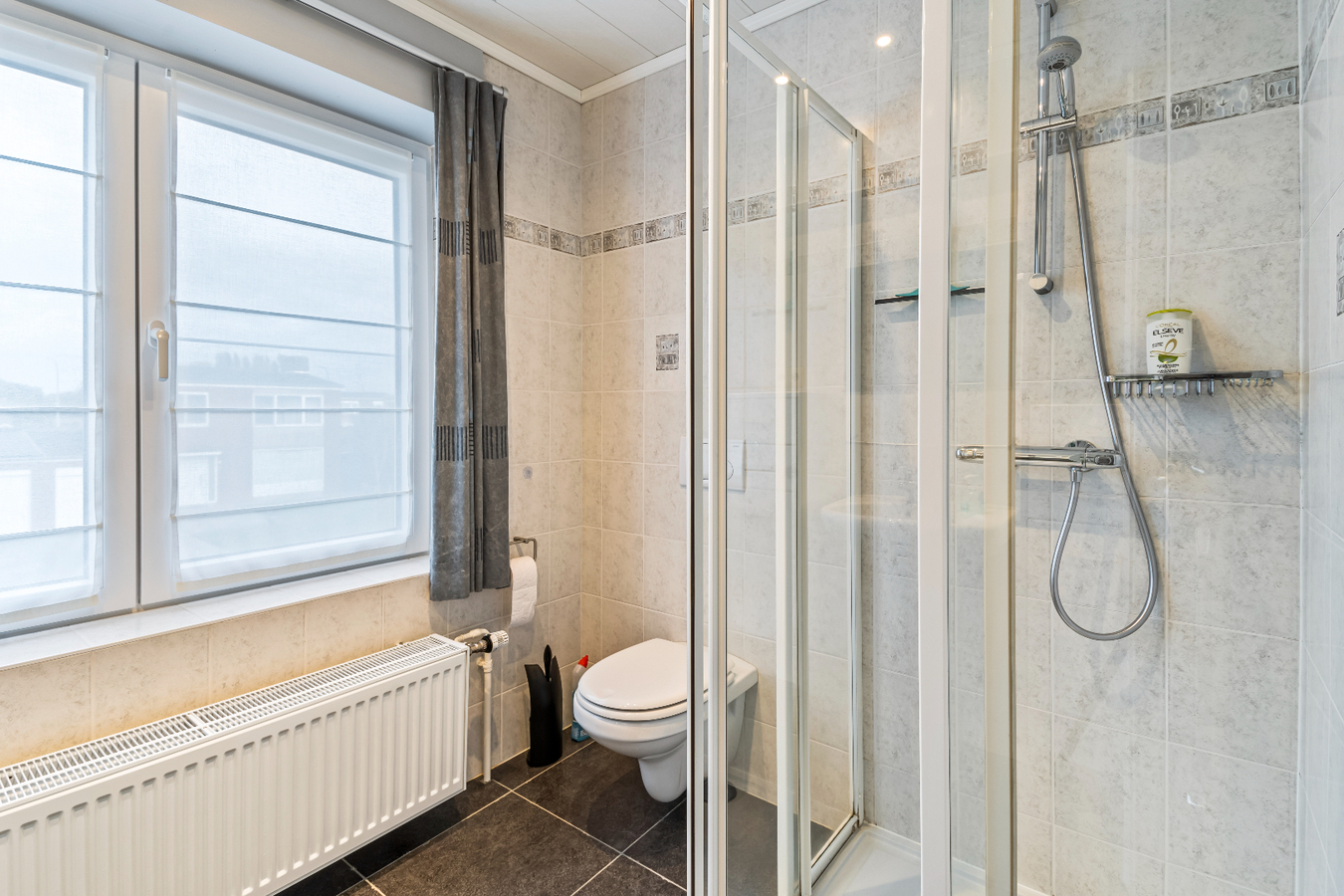 Tot in de puntjes afgewerkte woning in een doodlopende straat 