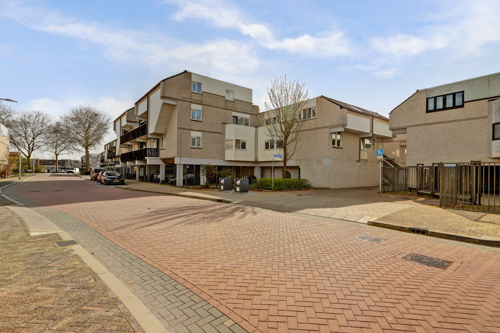 Ruime 4- (voorheen 5) kamer woning op 1e etage met riant terras van 45 m² en een berging en overdekte parkeerplaats op begane grond. 