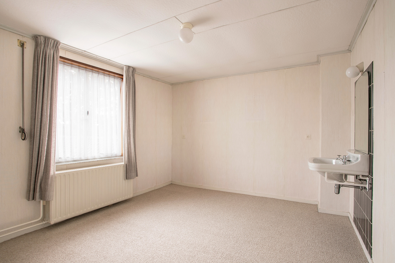 Vrijstaande eengezinswoning met garage en carport. 