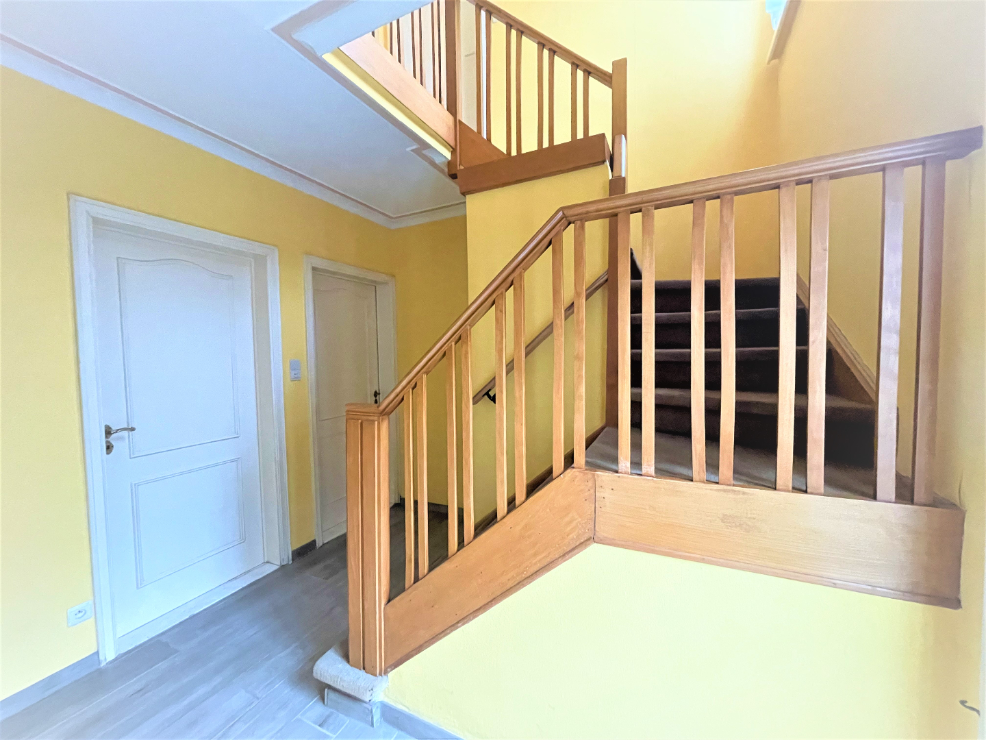 Statige halfopen woning met 3 slaapkamers en garage 