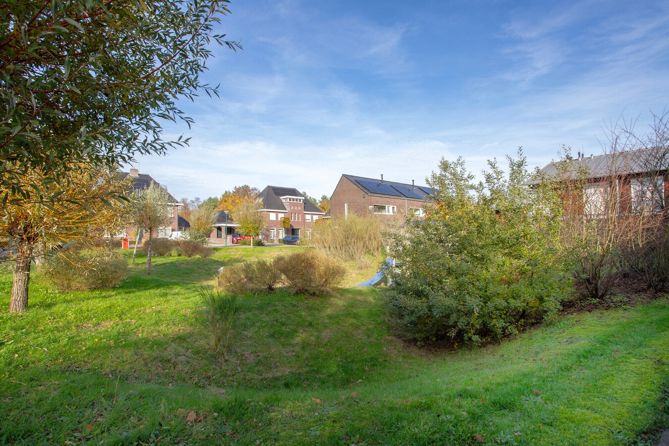Zeer ruime hoekwoning met volop leefruimte en groen uitzicht in kindvriendelijke wijk! 
