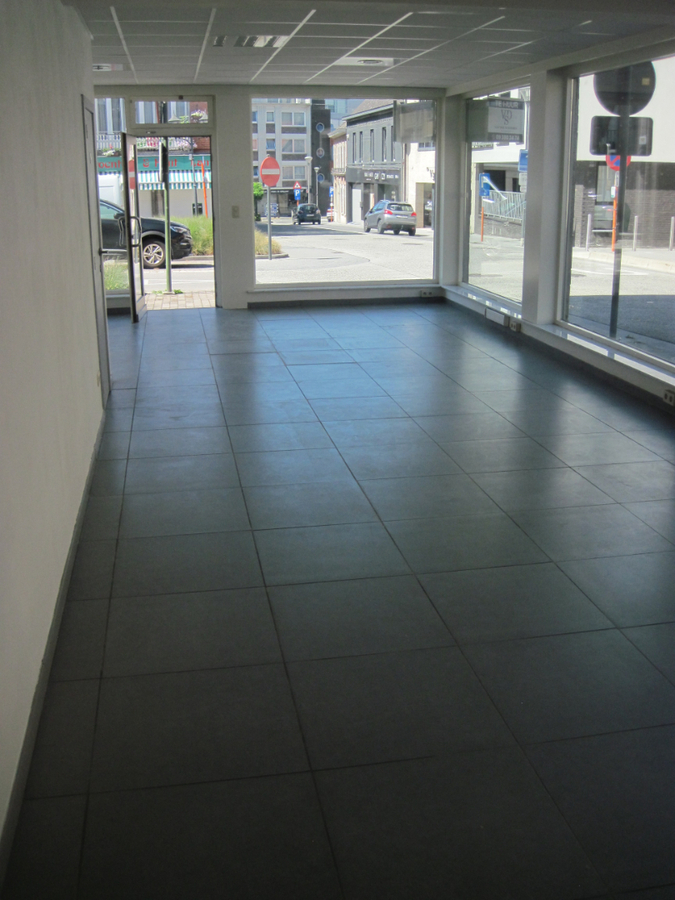 Gelijkvloers pand op top-ligging. Mogelijkheden als winkel of kantoor. 