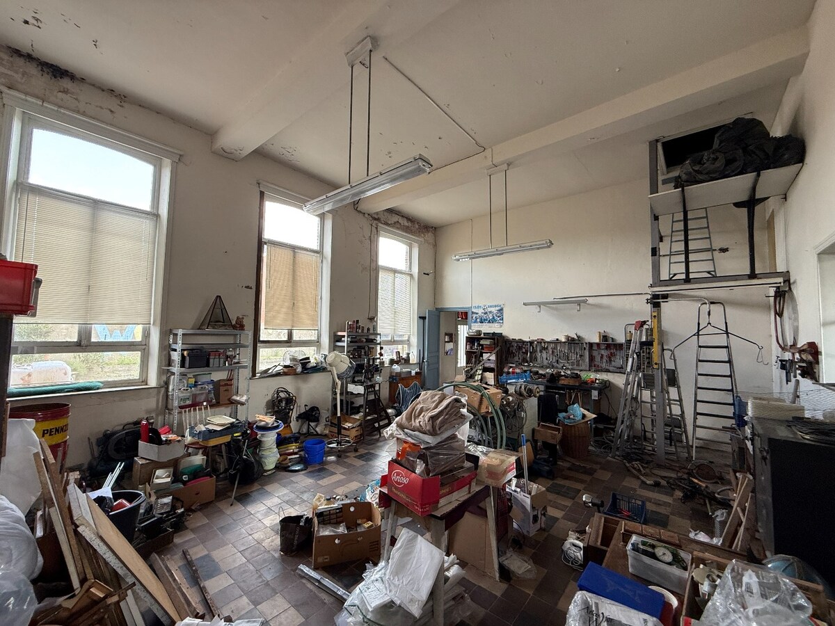 Grote eigendom met atelier. 