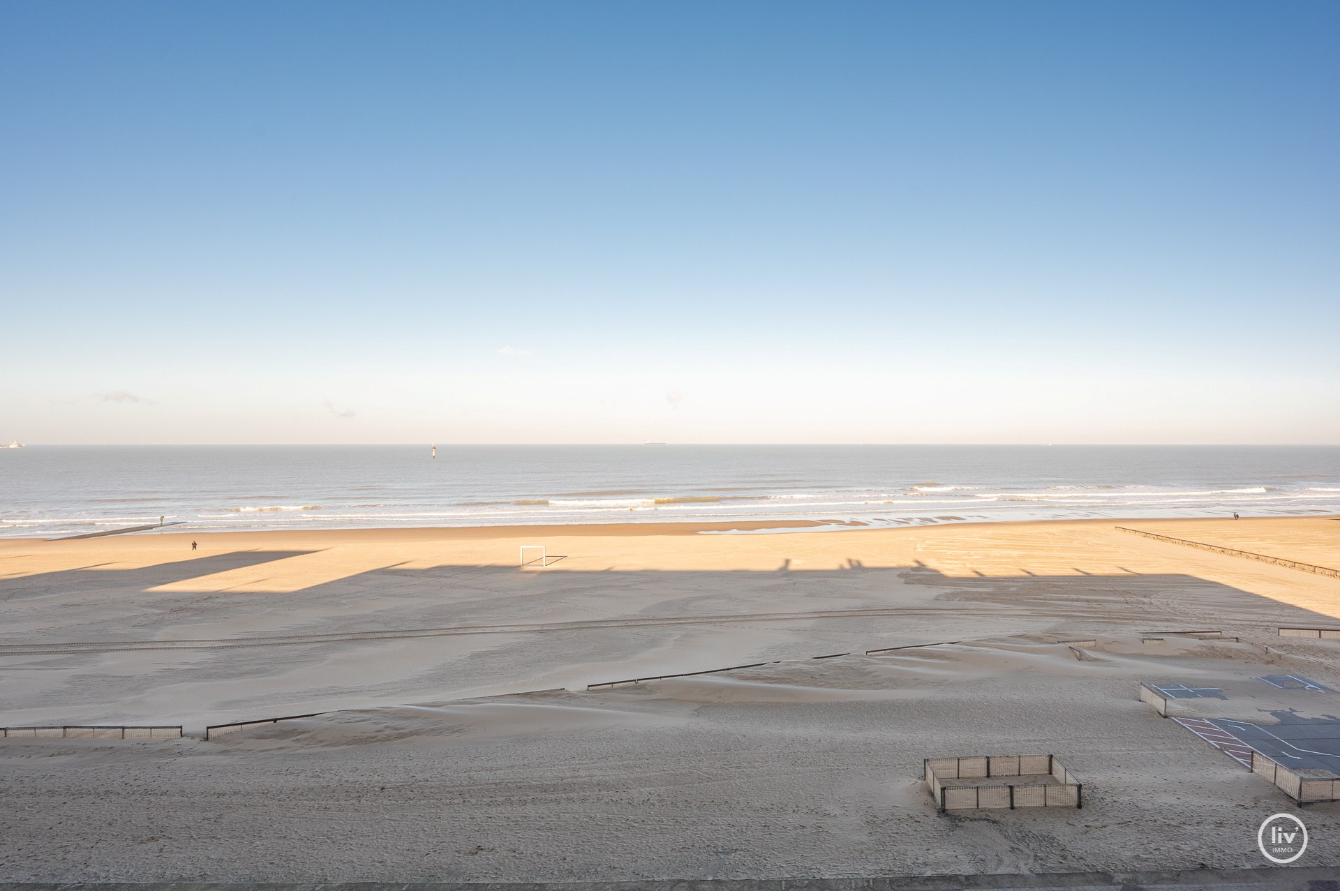 Magnifique appartement rénové avec une vue imprenable sur la mer, idéalement situé sur la digue du Zoute, à proximité de la place Albert. 