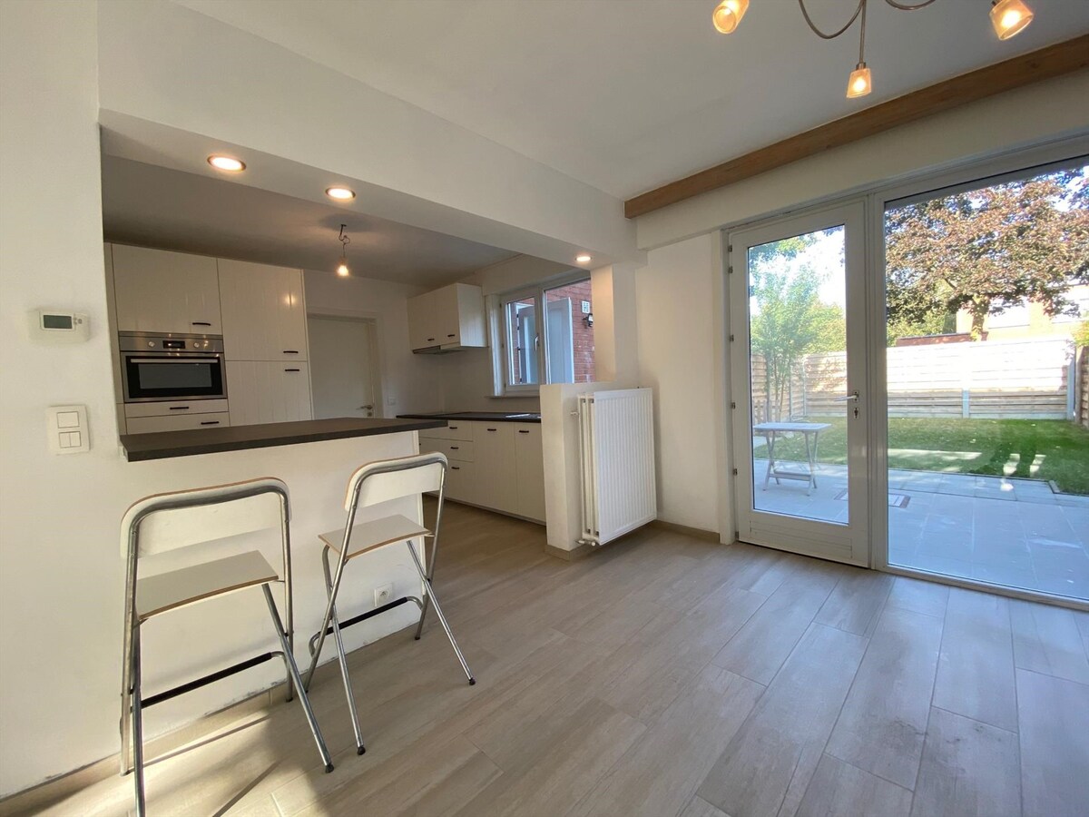 Woning met 3 slaapkamers en garage te Roeselare (Vrij: 1/07/2023) 