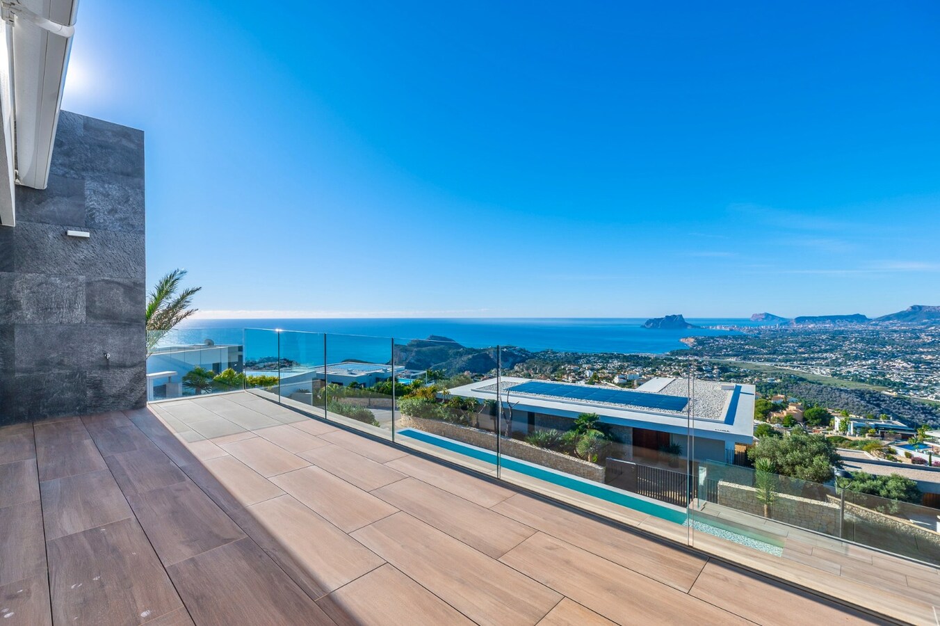 Een uitzonderlijke villa waar luxe, licht en panoramische waterzichten samenkomen. 