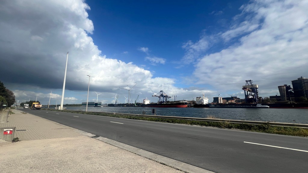 Showroom met kantoor en stockageruimte te huur in de haven van Gent