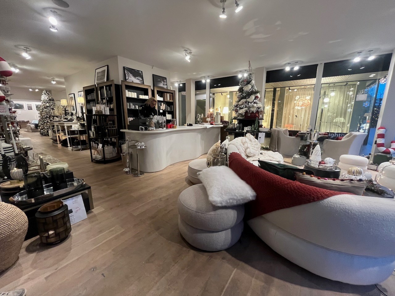 Local commercial lumineux avec une largeur de façade spacieuse (8m) et une vitrine de 22m. 