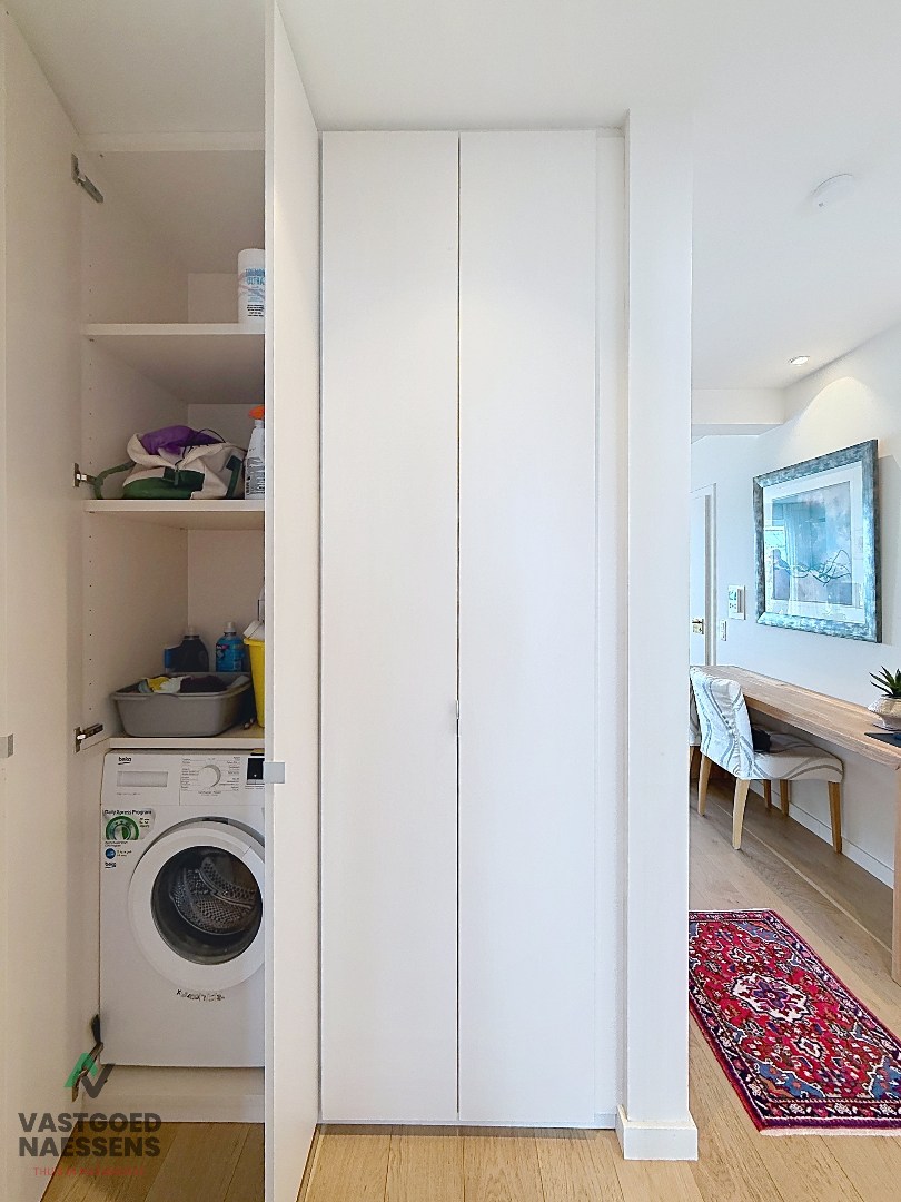 Magnifique appartement rénové de 2 chambres avec terrasse et vue sur le port. 