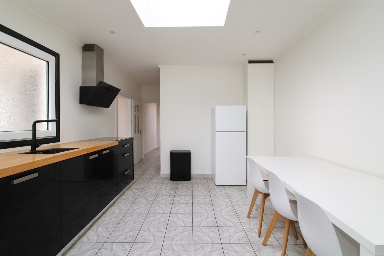 Te koop: Uitzonderlijk ruime stadswoning met 6 slaapkamers, garage en tuin in het hart van Sint-Niklaas! 