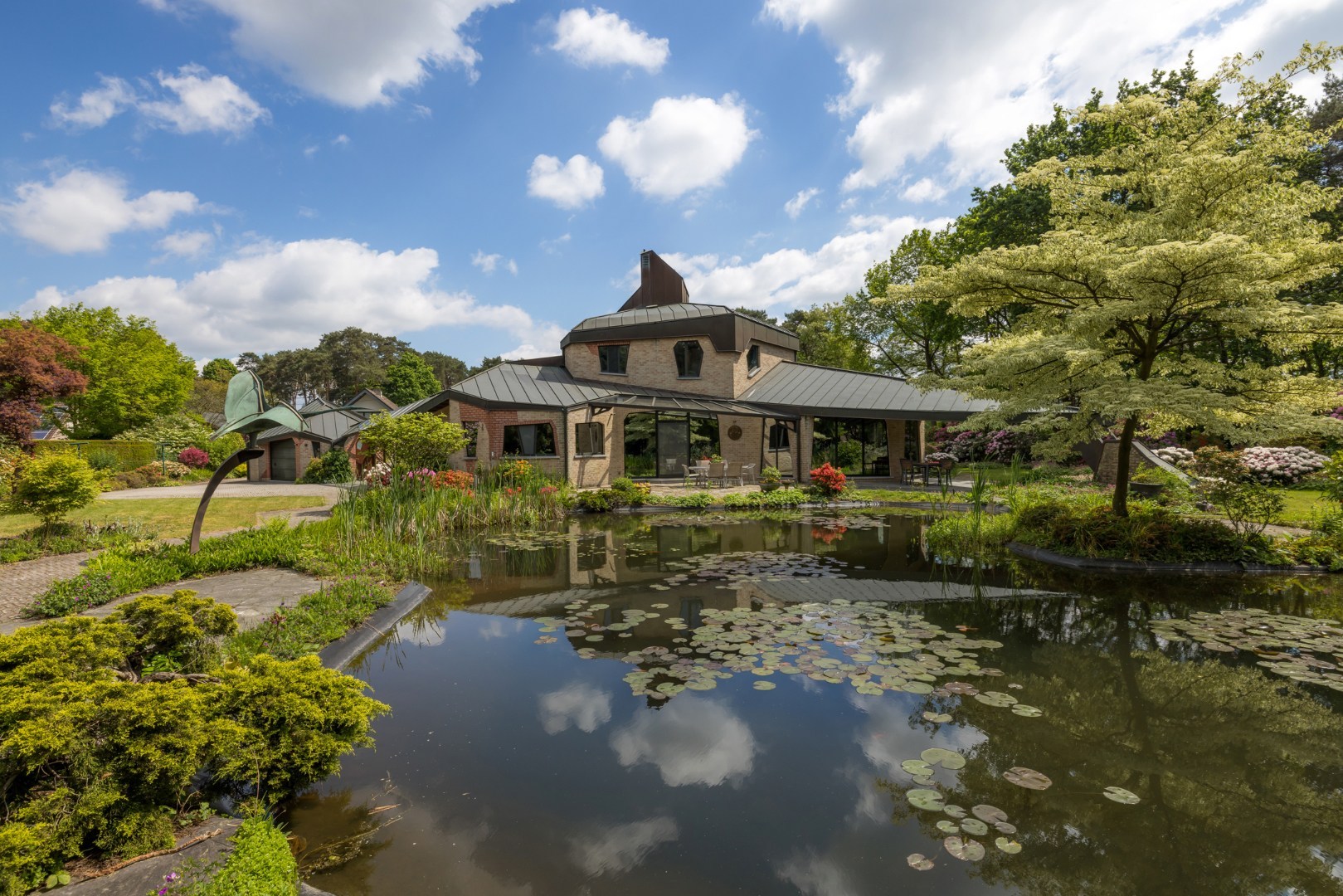 Een uitzonderlijke villa waar architectuur, natuur en kunst in perfecte harmonie samenkomen 