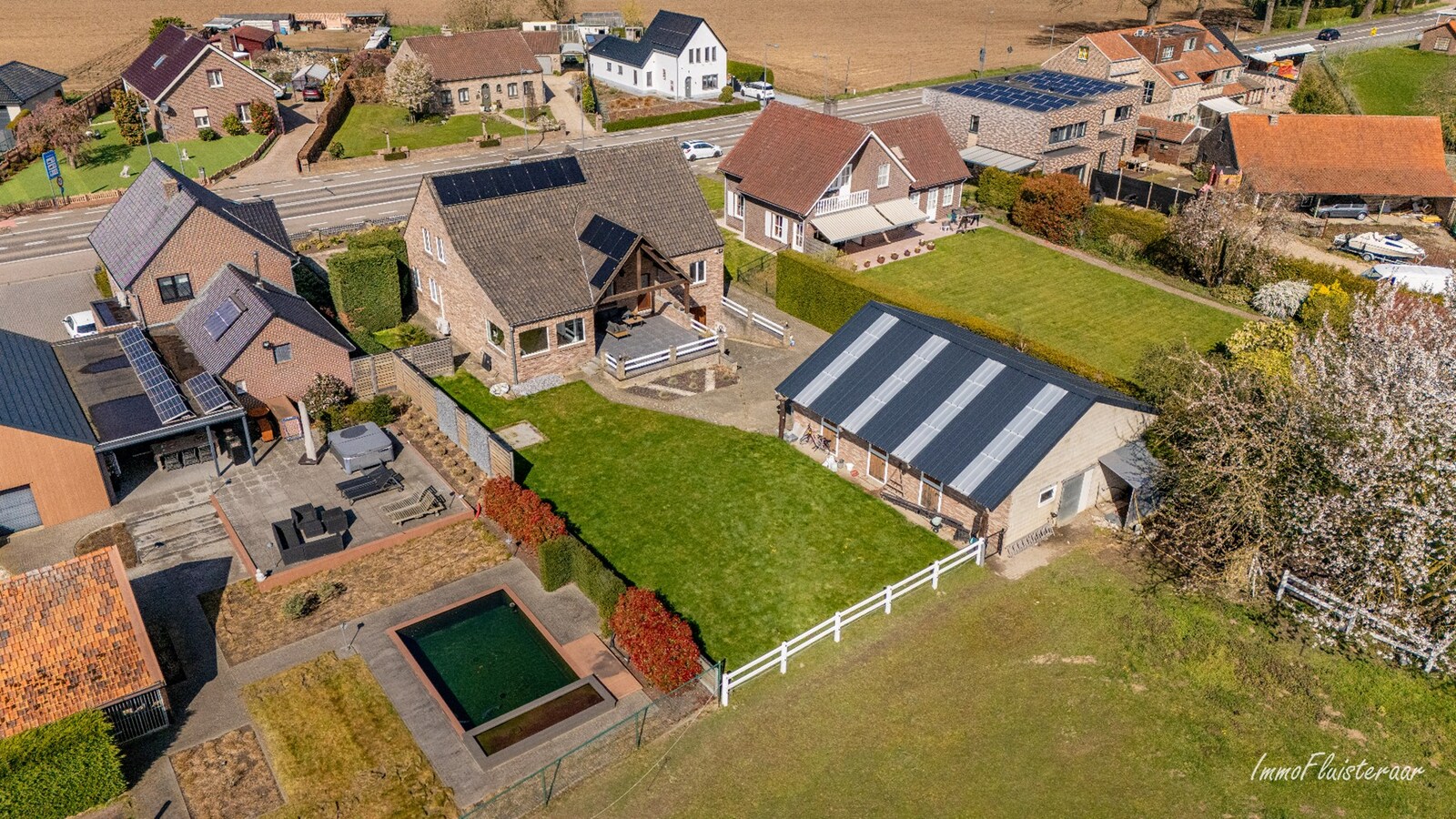 Ruime woning met paardenstallen op ca. 85 are te Kinrooi 