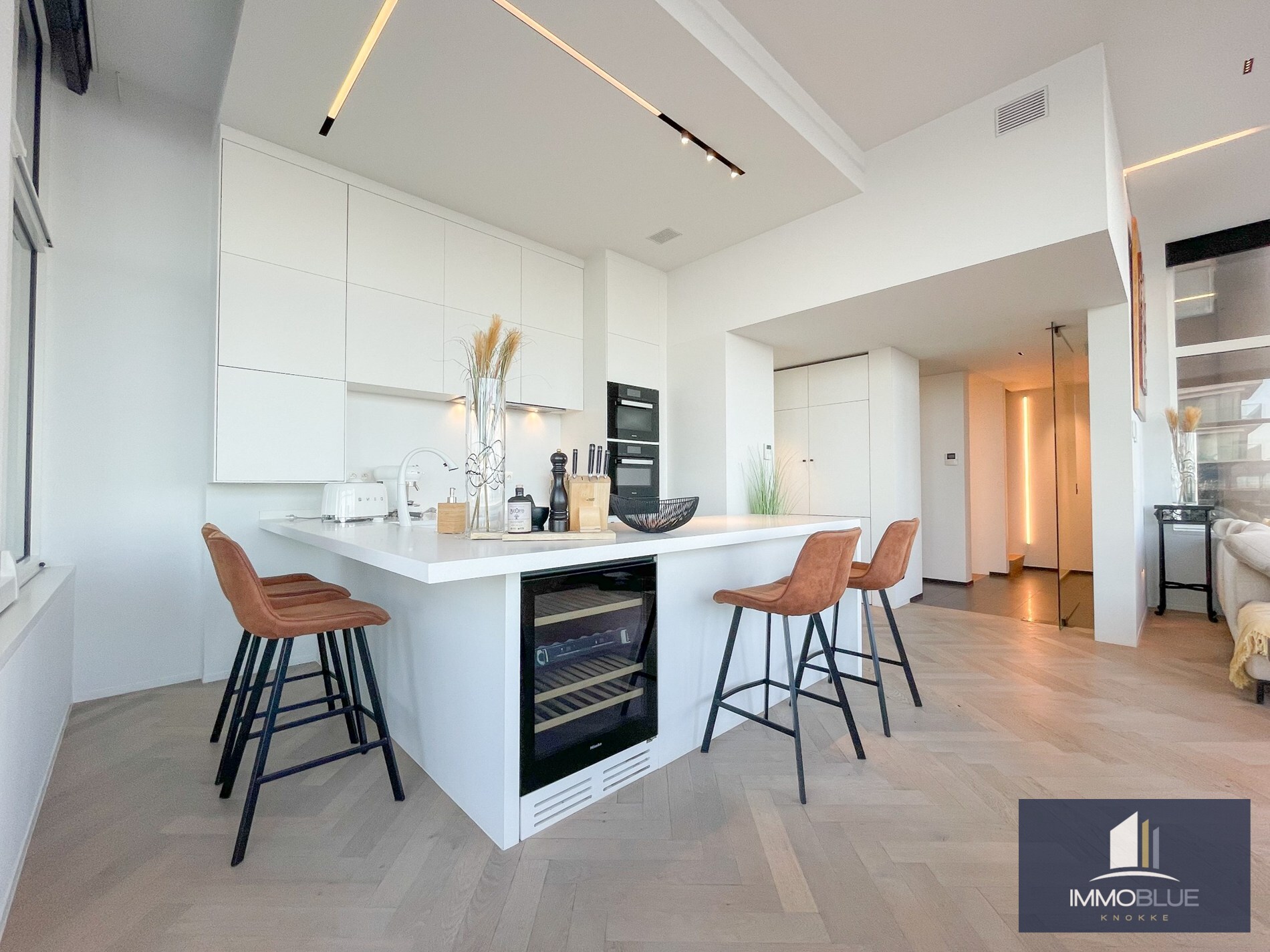 Uitzonderlijk, luxueus afgewerkt hoekappartement met frontaal zeezicht. 