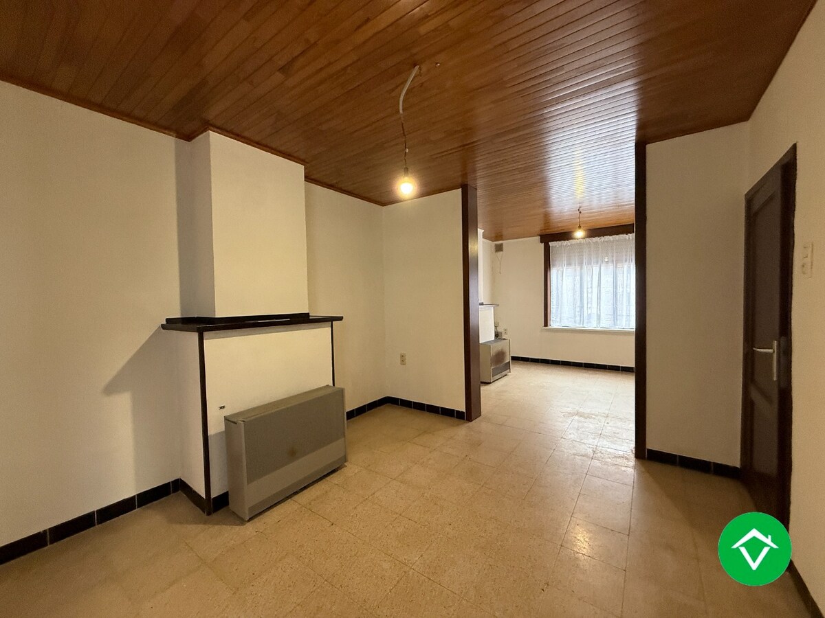 Woning met 3 slaapkamers en koer te centrum Roeselare 