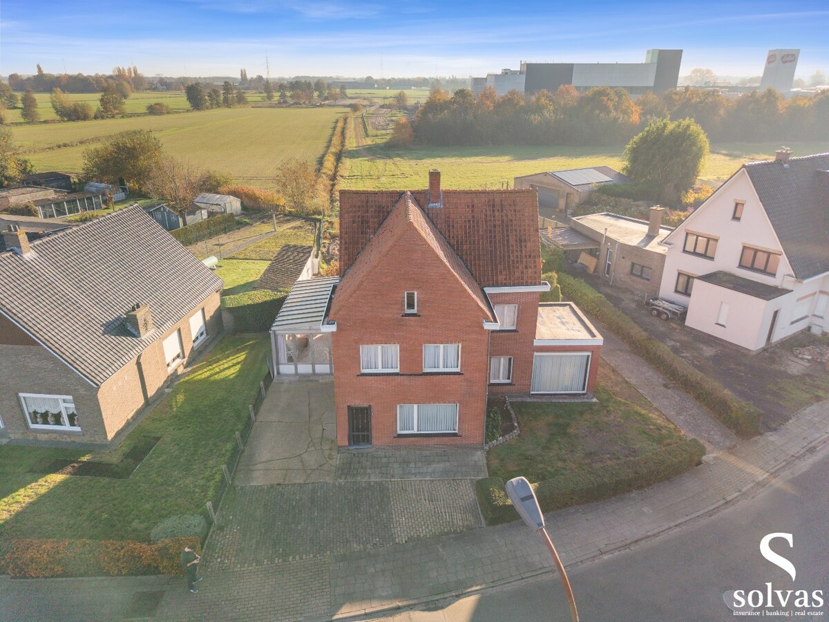 Ruime te renoveren woning met garage, tuin en 4 slaapkamers in Lembeke, bouwjaar 1960, energielabel G 