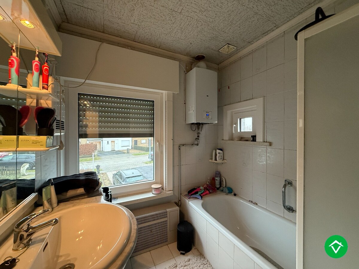 Ruime, stevige woning met 3 slaapkamers, garage en tuin te Izegem 