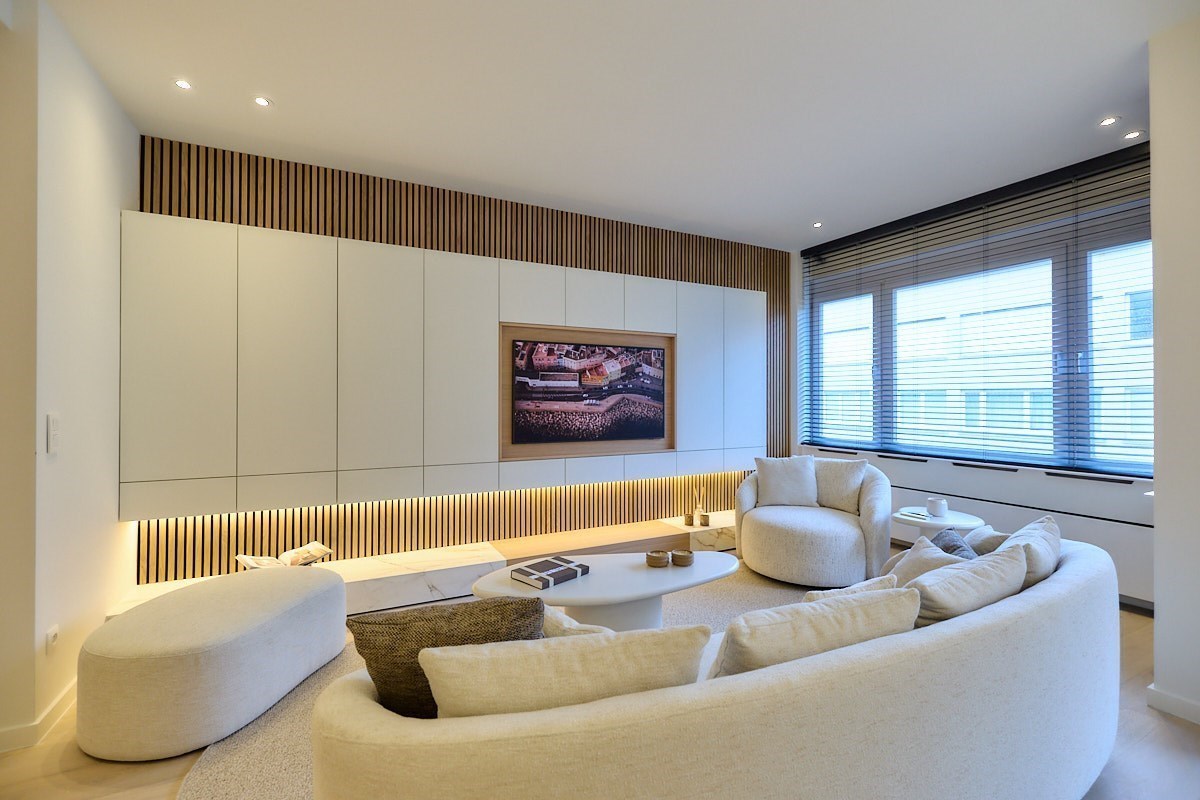 Appartement entièrement rénové avec 4 chambres, situé au centre de Knokke, près de l'avenue Dumortier, avec vue latérale sur la mer. 