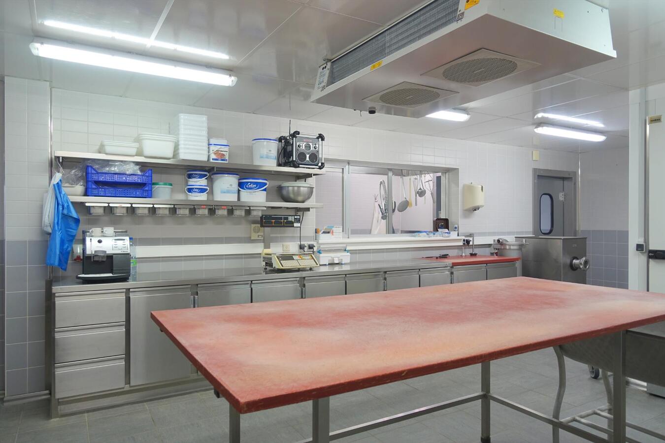 Uitstekend gelegen handelspand met woonst 