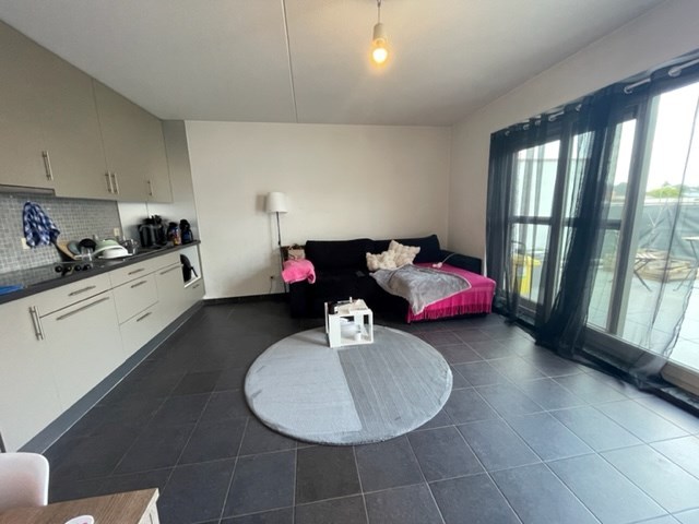 Sfeervol appartement met 2 slaapkamers, ruim terras en private autostaanplaats. 
