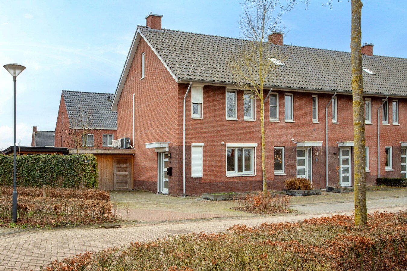 Moderne hoekwoning uit 2016 gelegen in een jonge en kindvriendelijke woonwijk in Lage Mierde. 