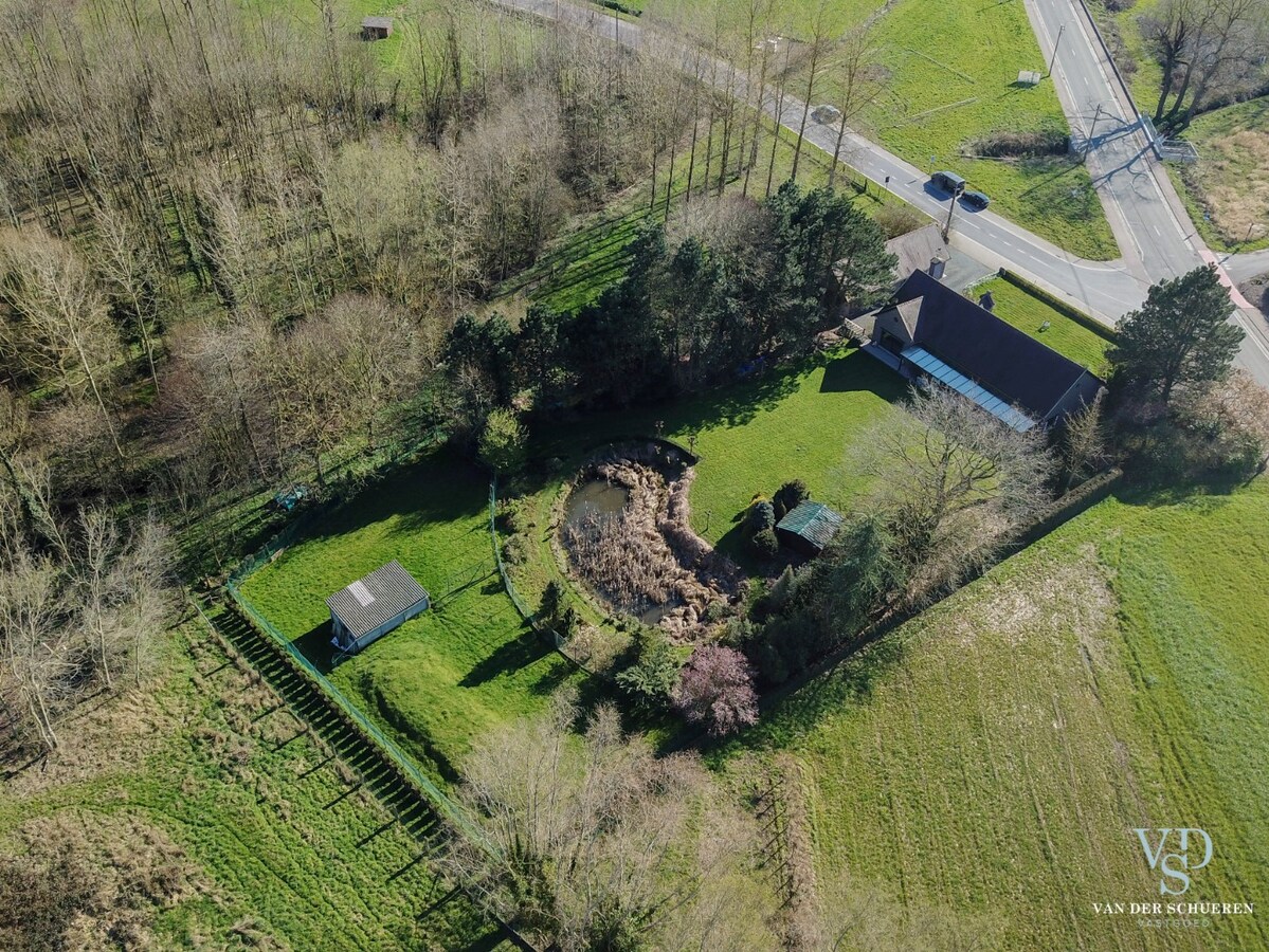 Exceptioneel landhuis met bijgebouw in groene omgeving 