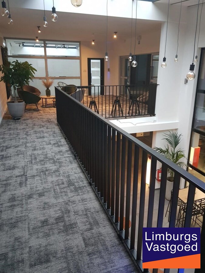 Terbeschikkingstelling van infrastructuur in vernieuwde kantoren met parking, v.a. 21 m², Genk-Noord 