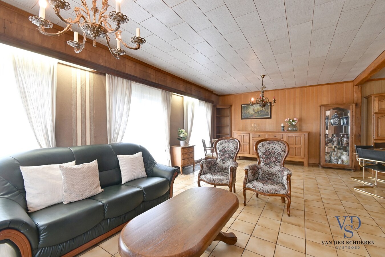 Bijzonder ruime, praktisch ingedeelde gezinswoning 