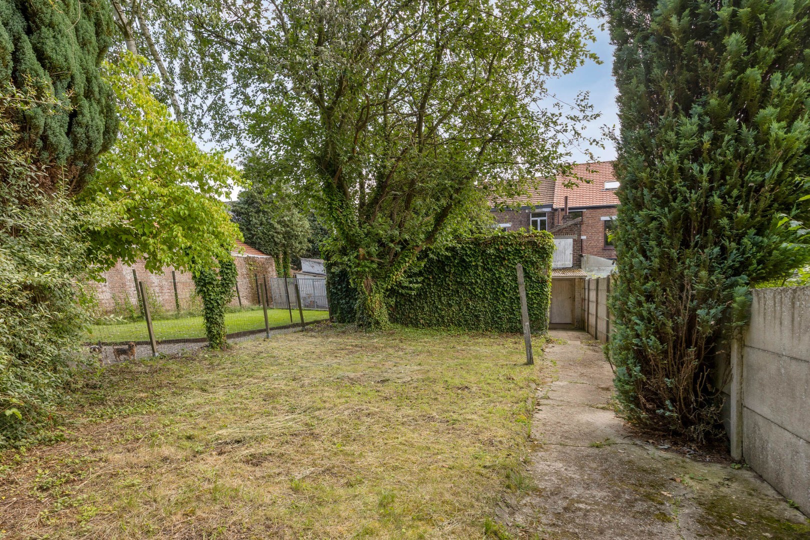 Ruime te renoveren woning met 3 slaapkamers in Lubbeek met doorgang langs het perceel van de buren. EPC: 736 KWH/m² 