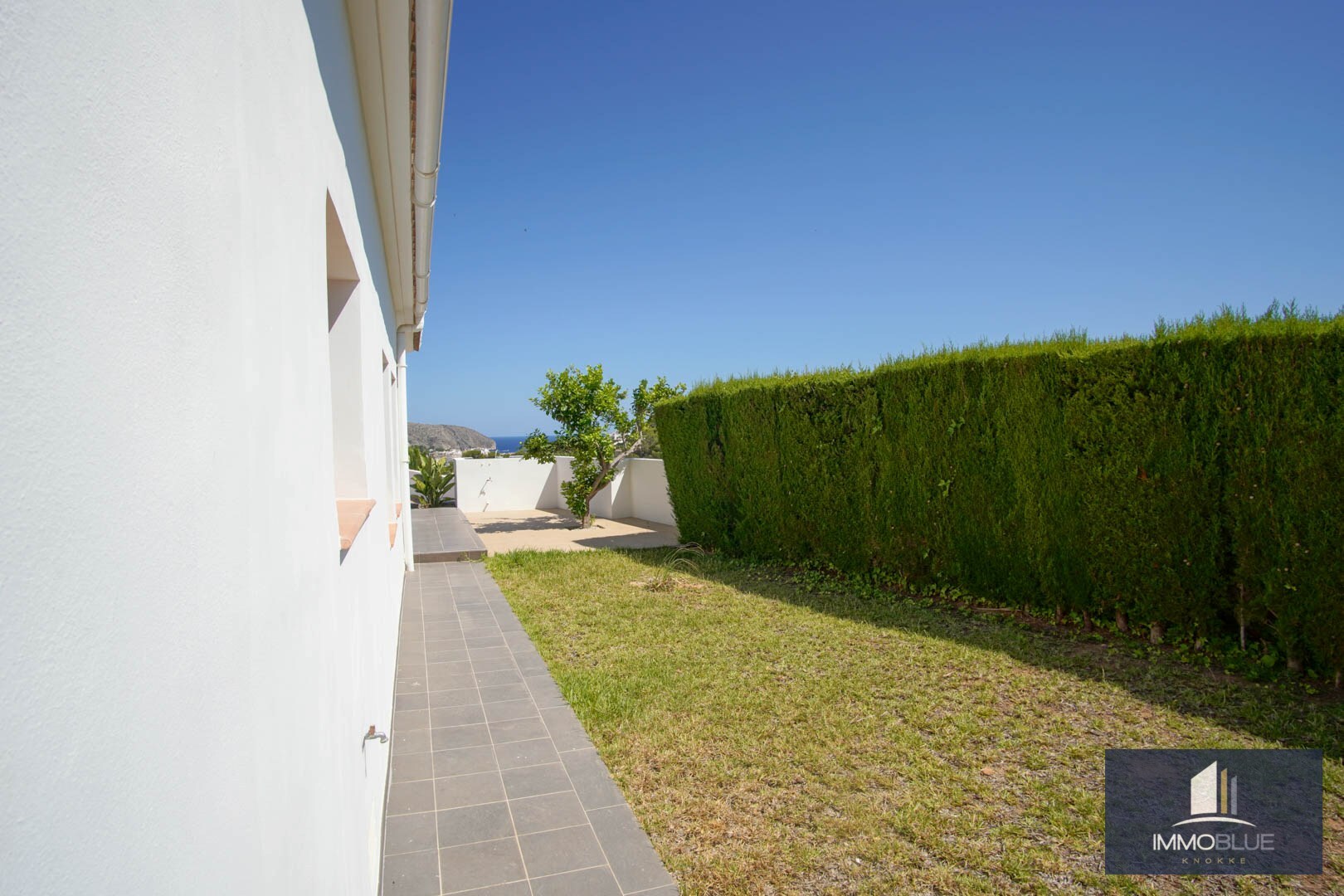 Charmante villa met aangekoppeld bijgebouw met een open uitzicht op de zee. 
